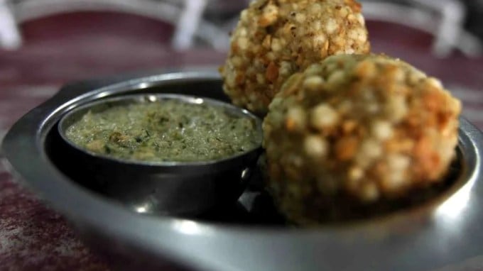 <strong>sabudana benefits :</strong> નવરાત્રીમાં ઉપવાસ દરમિયાન સાબુદાણાની ઘણી વાનગીઓ ખાવામાં આવે છે. તેમાંથી ખીચડી, ટિક્કી, પકોડા અને ખીર બનાવવામાં આવે છે અને ઉપવાસ દરમિયાન તેનું સેવન કરવામાં આવે છે. પરંતુ શું તમે જાણો છો કે સાબુદાણા કઇ વસ્તુમાંથી બને છે અને તે ક્યાં સૌથી વધુ ઉગાડવામાં આવે છે? અને તેના શું-શું ફાયદા છે? આવો જાણીએ. (Photo: Indian Express)