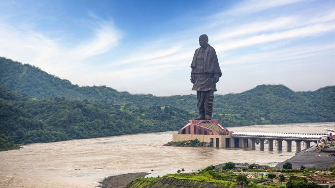 <strong>Statue of Unity : સ્ટેચ્યુ ઓફ યુનિટી</strong><br>સ્ટેચ્યુ ઓફ યુનિટી ગુજરાતનું સૌથી પ્રખ્યા પ્રવાસન સ્થળ છે. અહીં નર્મદા નદીના કિનારે સરદાર વલ્લભભાઇ પટેલની ગંગનચુંબી 182 મીટર ઉંચી પ્રતિમા જોવાલાયક છે. અહીં બટરફ્લાય ગાર્ડન, આરોગ્ય વન, એકતા ક્રૂઝ, એકતા નર્સરી, ચિલ્ડ્રન પાર્ક, વિશ્વ વન સહિત ઘણા જોવાલાયક સ્થળો છે. (Photo: Gujarat Tourism