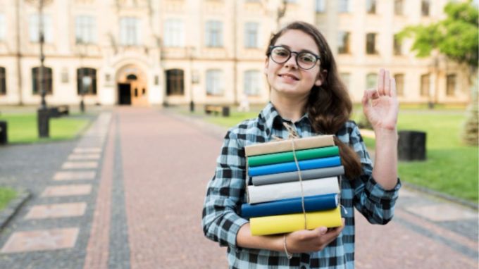 ગૃહમંત્રી યવેટ કૂપરે કહ્યું કે જે લોકો કાયદેસર દરજ્જા વિના દેશમાં રહેશે તેમને કાઢી મૂકવામાં આવશે. બ્રિટનમાં મોટી સંખ્યામાં એવા વિદ્યાર્થીઓ છે જેમના વિદ્યાર્થી વિઝા સમાપ્ત થઈ ગયા છે, પરંતુ તેઓ ગેરકાયદેસર રીતે દેશમાં રહી રહ્યા છે. સરકાર હવે તેમને દૂર કરવા માંગે છે. (photo-freepik)