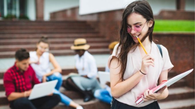 તો તેમને દેશનિકાલ કરવામાં આવી શકે છે. આગામી મહિનાઓમાં હજારો વધુ વિદ્યાર્થીઓને આવા સંદેશા મળવાના છે. પાનખર પ્રવેશ શરૂ થઈ રહ્યો છે અને આ સમય સુધીમાં ઘણા વિદ્યાર્થીઓના અભ્યાસક્રમો સમાપ્ત થઈ જશે.(photo-freepik)