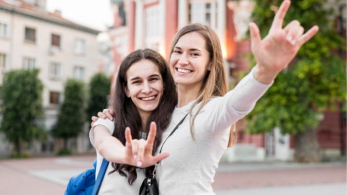 બ્રિટિશ ગૃહ મંત્રાલય દ્વારા વિદ્યાર્થીઓને મોકલવામાં આવેલા સંદેશમાં કહેવામાં આવ્યું હતું કે, 'જો તમને બ્રિટનમાં રહેવાનો કોઈ કાનૂની અધિકાર નથી, તો તમારે અહીંથી ચાલ્યા જવું જોઈએ.' જો તમે આ નહીં કરો, તો અમે તમને હાંકી કાઢીશું.'(photo-freepik)