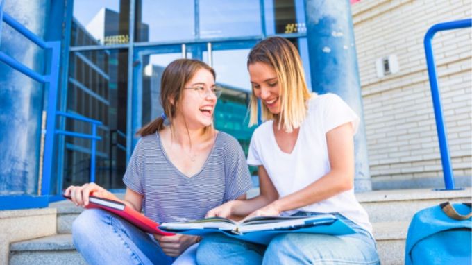 વિદ્યાર્થીઓને આપવામાં આવેલા સંદેશમાં ચેતવણી પણ આપવામાં આવી હતી કે લાયકાત વિનાના આશ્રયના દાવા તાત્કાલિક નકારી કાઢવામાં આવશે. બ્રિટનમાં અભ્યાસ કરવા જતા વિદ્યાર્થીઓ પણ છે, જેઓ થોડા સમય માટે દેશમાં રહ્યા પછી આશ્રય માટે અરજી કરે છે. આ કારણે બ્રિટિશ સરકાર પણ ચિંતિત છે.(photo-freepik)