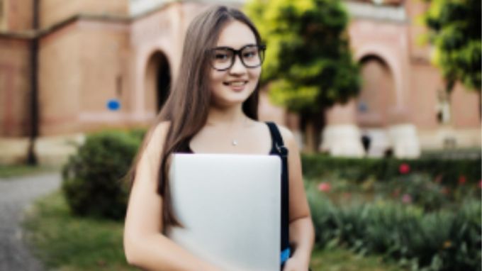 યવેટ કૂપરે બીબીસીને જણાવ્યું હતું કે કેટલાક આવા વિદ્યાર્થીઓ આશ્રય માંગી રહ્યા છે, જેમના દેશની પરિસ્થિતિ એકદમ સારી છે. તેમણે કહ્યું, 'અમે ચોક્કસપણે વાસ્તવિક શરણાર્થીઓને મદદ કરીશું. પરંતુ જો તમારા દેશમાં કોઈ ફેરફાર થયો નથી, તો લોકોએ કોર્સ પૂરો થયા પછી તરત જ આશ્રય માટે અરજી ન કરવી જોઈએ.' (photo-freepik)