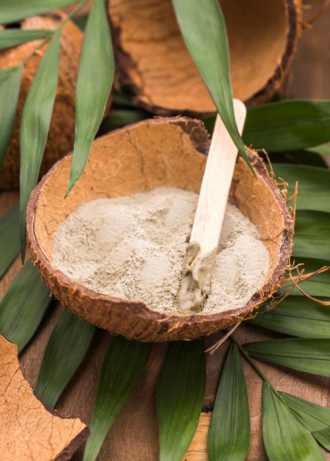 <strong>નારિયેળ ખાંડ : Coconut Sugar</strong><br>નારિયેળ ખાંડ એટલે કે કોકોનટ શુગરનું નામ કદાચ તમે પહેલી વખત સાંભળ્યું હશે, પરંતુ તે બહુ સ્વાદિષ્ટ અને પૌષ્ટિક હોય છે. તે નારિયેળના ફુલના રસ માંથી બને છે, તેનો ગ્લાઇસેમિક ઇન્ડેક્સ ખાંડની તુલનામાં ઓછો હોય છે, આથી તે ખાવાથી બ્લડ શુગર લેવલ ઝડપથી વધતું નથી. તેમા પોટેશિયમ, મેગ્નેશિયમ અને ઝિંક જેવા ખનીજ તત્વો હોય છે, જે શરીર માટે ફાયદાકારક છે. તે કારમેલ જેવો ટેસ્ટ આપે છે, જે મીઠાઇને અદભુત સ્વાદ આપે છે. કોકોનટ શુગરનો ઉપયોગ લાડુ, બરફી, કે ખીર બનાવવા માટે કરી શકાય છે. (Photo: Freepik)