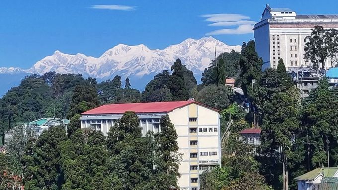 <strong>દાર્જલિંગ : Darjeeling</strong><br>દાર્જલિંગ એક એવું હિલ સ્ટેશન છે, જ્યાં દરેક સીઝનમાં ફરવાની અદભૂત મજા પડે છે. શિયાળામાં હિમવર્ષા, ઉનાળામાં ઠંડું વાતાવરણ અને ચોમાસામાં વરસાદ, વાદળ અને ધુમ્મસ જન્નત જેવો નજારો જોવા મળે છે. પશ્ચિમ બંગાળના આ હિલ સ્ટેશન પર પ્રવાસીઓ હિમાલય પર્વતનું કંચનજંગા શિખરને બહુ નજીકથી જોઇ શકે છે. ચાના બગીચા, લીલીછમ ખીણ, સૂર્યોદય અને સૂર્યાસ્તનો આહલાદક નજારો ખરેખર જોવાલાયક હોય છે. અહીંની વિન્ટેજ ટ્રોય ટ્રેનમાં મુસાફરી યાદગાર રહે છે. ઉપરાંત ટાઇગર હિલ, તાસિયા લૂપ, જાપાની મંદિર, રોક ગાર્ડન અને બૌદ્ધ મંદિરોની મુલાકાત લઇ શકાય છે. (Photo : Social Media)