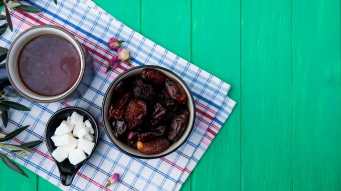<strong>ખજૂર પેસ્ટ : Date Paste</strong><br>ખજૂર ફાઇબર આયર્ન, વિટામીન બી6 જેવા પોષક તત્વોથી ભરપૂર હોય છે. મીઠાઇમાં મીઠાશ લાવવા માટે ખજૂરની પેસ્ટ ઉમેરી શકાય છે. તેનાથી મીઠાઇને એક અદભૂત મીઠાશ આવે છે. લાડુ, ચિક્કી, ખજૂર પાક, બરફી, ખીર વગેરે જેવી મીઠાઇ બનાવવા ખજૂરનો ઉપયોગ કરી શકાય છે. (Photo: Freepik)