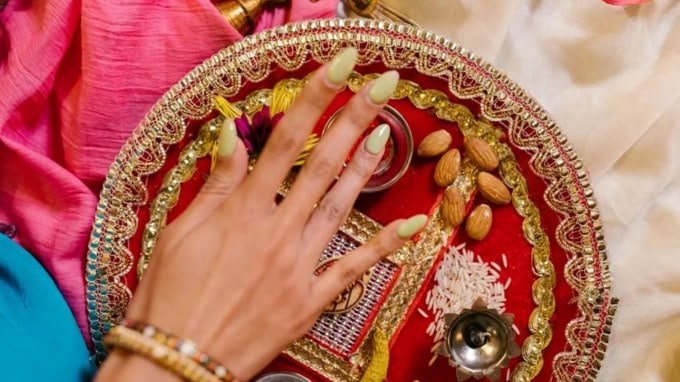 ધનતેરસ પર કાળી વસ્તુઓને ખરીદવાનું ટાળવું જોઈએ. આ સાથે આ દિવસે કાળા રંગના કપડાં પણ ન ખરીદવા જોઈએ. (Photo: Pexels)