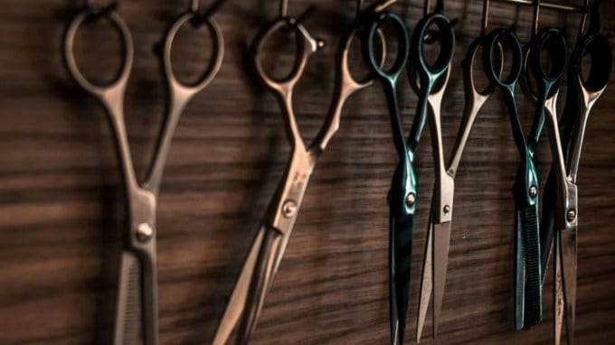 ધનતેરસ પર ચપ્પુ, કાતર અને સોય જેવી ધારદાર કે તિક્ષણ વસ્તુઓ પણ ન ખરીદવી જોઈએ. માન્યતાઓ અનુસાર, આમ કરવાથી ઘરમાં ગરીબી આવે છે. (Photo: Pexels)