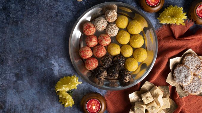 <strong>Diwali Sweet Recipe Without Sugar :</strong> દિવાળી મીઠાઇ ખાંડ વગર બનાવવાની ટીપ્સ<br>દિવાળીમાં મીઠાઇ ખાવાની મજા પડે છે. હાલના સમયમાં મોટાભાગના લોકો બજારમાંથી તૈયાર મીઠાઇ છે. જો કે બજારની મીઠાઇ સ્વાસ્થ્ય માટે નુકસાનકારક હોય છે. ખાસ કરીને ડાયાબિટીસ દર્દી માટે મીઠાઇ બહુ હાનિકારક હોય છે. ખાંડ માંથી બનેલી મીઠાઇ ખાવામાં મીઠી હોય છે પણ સ્વાસ્થ્ય પર ગંભીર અસર કરે છે. આવી સ્થિતિમાં તમે મીઠાઇમાં મીઠાઇ લાવવા માટે ખાંડના બદલે અમુક ચીજોનો ઉપયોગ કરવો જોઇએ. તેનાથી મીઠાઇમાં મીઠાશ આવે છે સાથે સાથે સ્વાસ્થ્યને પણ નુકસાન થતું નથી. ડાયાબિટીસ દર્દી પણ ચિંતામુક્ત થઇ આવી મીઠાઇ ખાઇ શકે છે. (Photo: Freepik)