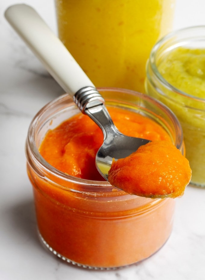 <strong>ફ્રૂટ્સ પેસ્ટ : Fruit Paste</strong><br>જો તમે કોઇ ફ્લેવર વાળી મીઠાઇ બનાવી રહ્યા છો, તો ફ્રૂટ પ્યુરીનો ઉપોયગ કરવો જોઇએ, જેવી કે કેળા, પપૈયું, સફરજન કે કેરી. તે કુદરતી મીઠાશ ધરાવે છે અને સ્વાદ અદભુત હોય છે. કેક, મફિન્સ, બાસુંદી, રબડી કે હલવામાં ફ્રૂટ પ્યુરી ઉમેરી શકાય છે. તેનાથી મીઠાઇ વધુ સ્વાદિષ્ટ બને છે સાથે સાથે પોષક તત્વો પણ ઉમેરાય છે. (Photo: Freepik)
