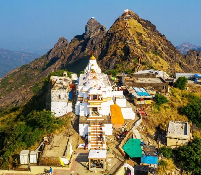 <strong>ગિરનાર પર્વત : Girnar Hills</strong><br>ગિરનાર પર્વત ગુજરાતનું પ્રખ્યાત તીર્થધામ અને કુદરત પ્રેમીઓ માટે સ્વર્ગ સમાન છ. 10,000 પગથિયાં ચઢીને ગિરનાર પર્વતની સૌથી ઊંચી ટેકરી ગુરુ શિખર પહોંચવાની યાત્રા આહલાદક હોય છે. ગિરનાર પર્વત પર ઘણા પ્રાચીન હિંદુ અને જૈન મંદિરો આવેલા છે. દેવ દિવાળી પર 5 દિવસની ગિરનાર લીલી પરિક્રમા યોજાય છે. ગીર અભ્યારણ, જુનાગઢનો ઉપરકોટ કિલ્લો, મકબરો સહિત ઘણી ઐતિહાસિક ઇમારતો જોવાલાયક છે. (Photo: Gujarat Tourism)