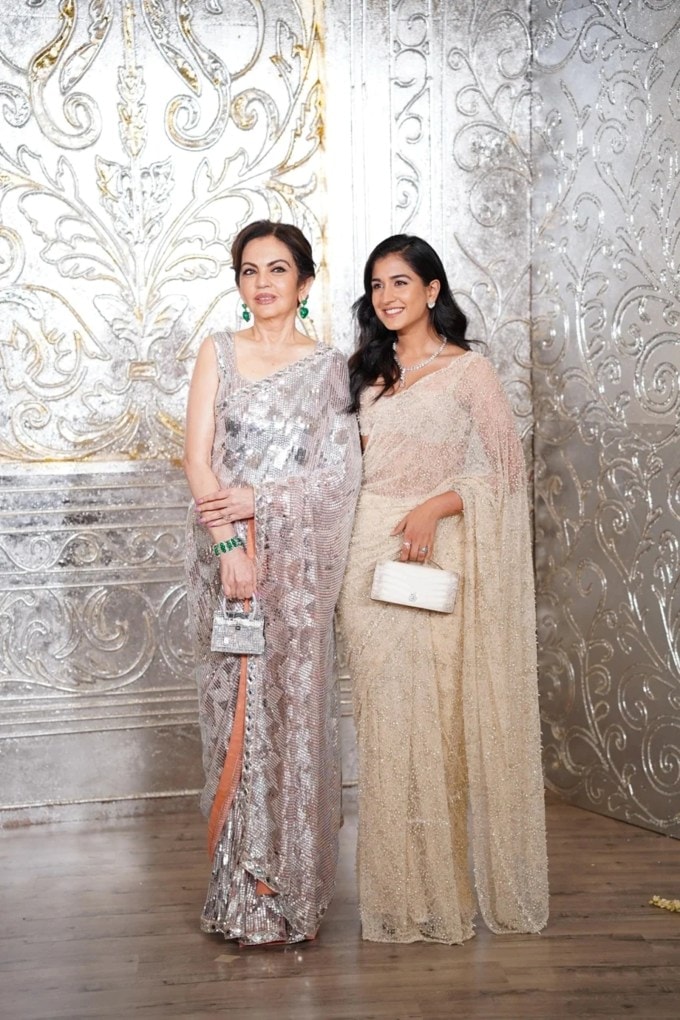 મનીષ મલ્હોત્રાએ 12 ઓક્ટોબરે પોતાના મુંબઈના ઘરે આ પાર્ટીનું આયોજન કર્યું હતું, જેમાં બોલિવૂડની ઘણી જાણીતી હસ્તીઓ અને અન્ય રાષ્ટ્રીય હસ્તીઓએ હાજરી આપી હતી. જોકે આ વખતે શહેરની ચર્ચામાં નીતા અંબાણીની હતી, જેમણે તેમની પુત્રવધૂ રાધિકા મર્ચન્ટ સાથે શાહી એન્ટ્રી મારી હતી. (Photo Source: The Indian Express)