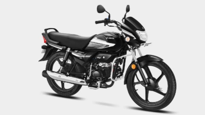 <strong>Hero HF Deluxe : હીરો એચએફ ડિલક્સ વિશ્વાસપાત્ર અને સસ્તો વિકલ્પ</strong><br>હીરો એચએફ ડિલક્સની કિંમત 59,998 રૂપિયાથી 69,018 રૂપિયા (એક્સ-શોરૂમ) વચ્ચે છે. તે 97.2 સીસી એન્જિન દ્વારા સંચાલિત છે જે 7.91 એચપી પાવર અને 8.05 એનએમ ટોર્ક ઉત્પન્ન કરે છે. આ બાઇક તેના વિશ્વાસપાત્ર પ્રદર્શન અને ઓછા મેઇન્ટેનન્સ ખર્ચ માટે લોકપ્રિય છે. તેની પ્રમાણિત ARAI માઇલેજ 70 કિમી પ્રતિ લિટર છે. (Photo: Hero)
