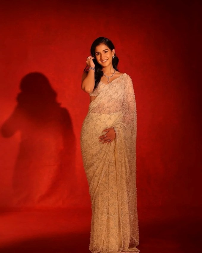 <strong>રાધિકા મર્ચન્ટનો લુક</strong><br>જ્યારે નીતાએ સિલ્વર સિક્વિન સાડીમાં શાહી ગ્લેમર બતાવ્યું હતું ત્યારે તેની નાની પુત્રવધૂ, રાધિકા મર્ચન્ટે ફ્લોરલ પેટર્ન અને મોતીથી પ્રકાશિત કસ્ટમ સફેદ મનીષ મલ્હોત્રા સાડી પહેરી હતી. રાધિકાએ તેને સ્લીવલેસ, ડીપ-નેકલાઇન બ્લાઉઝથી ડ્રેપ કરી હતી અને હીરાના દાગીનાથી તેના લુકને પૂર્ણ કર્યો હતો. (ફોટો સ્રોત: manishmalhotra05/Instagram)