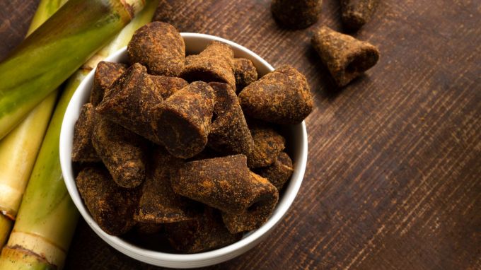 <strong>ગોળ : Jaggery</strong><br>મીઠાઇ માટે ગોળનો ઉપયોગ ભારતમાં પ્રાચીન સમયથી થાય છે. શેરડીના રસ માંથી ગોળ બને છે, જે ખાવાથી ઘણા સ્વાસ્થ્ય લાભ થાય છે. આયર્ન, મેગ્નેશિયમ, કેલ્શિયમ અને ફોસ્ફરસથી ભરપૂર ગોળ શરીરને મજબૂત બનાવે છે. ગોળ ખાવાથી પાચનતંત્ર પણ સુવ્યવસ્થિત રહે છે. દિવાળીમાં મીઠાઇ બનાવવા માટે ગોળનો ઉપયોગ કરી શકાય છે. ગોળ ખાંડીને કે ચાસણી બનાવી મીઠાઇમાં ઉમેરી શકાય છે. ગોળ માંથી બનેલા લાડુ, ચિક્કી, મોદક બહુ સ્વાદિષ્ટ અને પૌષ્ટિક હોય છે. (Photo: Freepik)