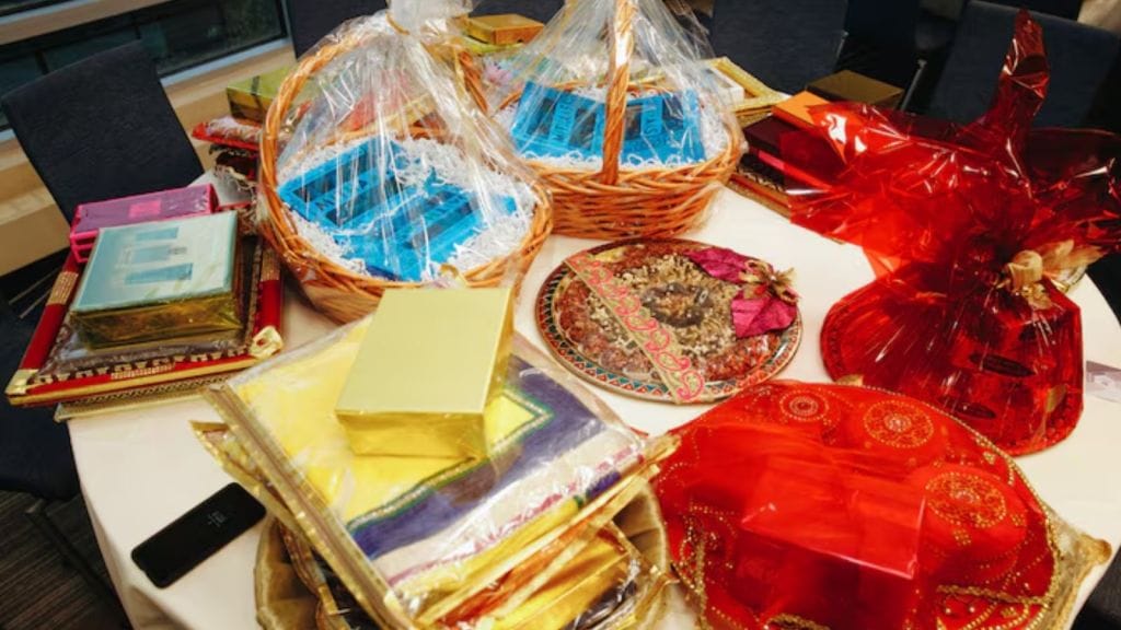Karwa Chauth 2025 Gift Ideas। તમારી પત્ની માટે આ યુનિક ગિફ્ટ આઈડિયાઝ અજમાવો, ખુશ થઇ જશે!