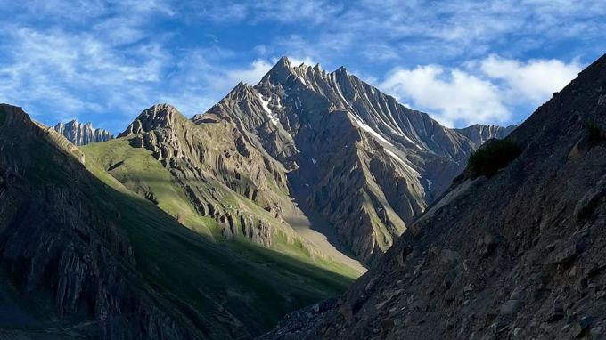 <strong>કાઝા સ્પીતિ વેલી : Kaza Spiti Valley</strong><br>સ્પીતિ ખીણમાં સ્થિત કાઝા હિમાચલ પ્રદેશનું પ્રખ્યાત પ્રવાસ છે જ્યાં પ્રવાસી શિયાળામાં ફરવા જવાનું પસંદ કરે છે. શિયાળામાં જેમ જેમ તાપમાન ઘટે છે, તેમ તેમ કાજા બરફની ચાદરથી ઢંકાઇ જાય છે. અહીં પ્રવાસીઓ મોનેસ્ટ્રી અને કિબ્બર જેવા પ્રાચીન બૌદ્ધ મઠોની મુલાકાત લે છે. (Photo : Social Media)