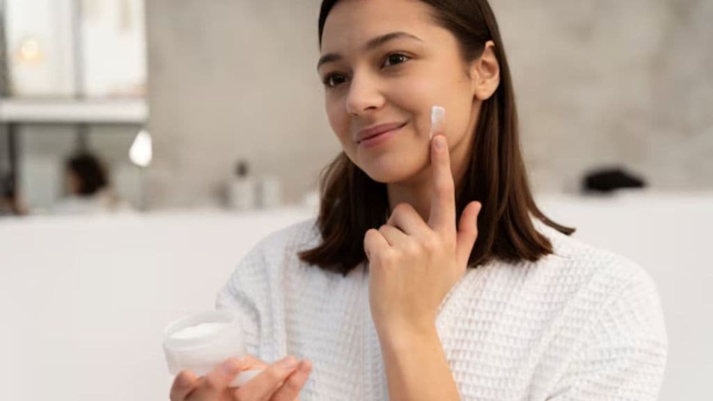 Moisturizer For Dry Skin | ઠંડીમાં ડ્રાય સ્કિન માટે ઘરે જ બનાવો મોઇશ્ચરાઇઝર, સ્કિન રહેશે સોફ્ટ અને ગ્લોઈંગ ! Moisturizer For Dry Skin | ઠંડીમાં ડ્રાય સ્કિન માટે ઘરે જ બનાવો મોઇશ્ચરાઇઝર, સ્કિન રહેશે સોફ્ટ અને ગ્લોઈંગ !