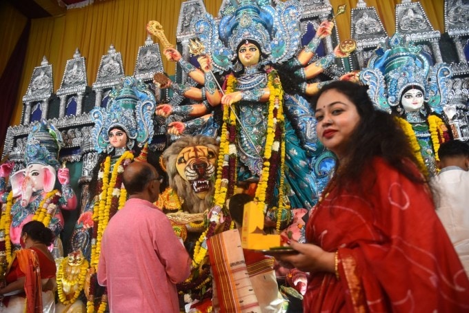 <strong>બંગાળમાં દુર્ગા પૂજા</strong><br>બંગાળની દુર્ગા પૂજા વિશ્વ પ્રસિદ્ધ છે. નવરાત્રીના છેલ્લા પાંચ દિવસ ચાલતી દુર્ગાપૂજા બહુ ધામધૂમથી ઉજવાય છે. નવરાત્રીમાં મહા સાતમ, મહા આઠમ અને મહા નોમ પર વિશેષ પૂજા થાય છે. (Express Photo By Amit Mehra)
