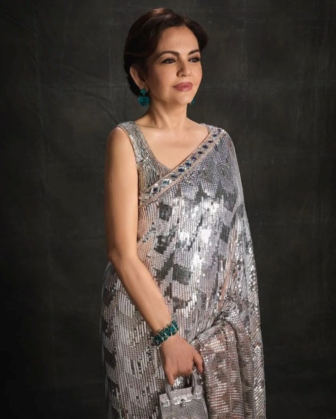 આ બેગ તેના 18 કેરેટના સફેદ સોનાના સોલિડ ફિનિશ માટે પણ ખાસ છે. તે 3,025 હીરાથી જડિત છે, જેનું કુલ વજન 111.09 કેરેટ છે. બેગનો ઉપરનો ભાગ મગરની ચામડી જેવો દેખાય તે રીતે ડિઝાઇન કરવામાં આવ્યો છે. બોડી, હેન્ડલ, કેડેના લોક અને ક્લોશેટ પણ હીરાથી શણગારેલા છે. આ બેગ સેક બિજો શ્રેણીનો ભાગ છે, જે હર્મેસના સુંદર ઘરેણાં સંગ્રહમાંથી આવે છે. (Photo Source: The Indian Express)