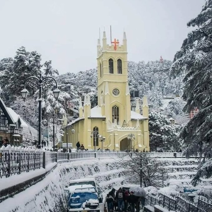 <strong>શિમલા : Shimla<br></strong>શિમલા ભારતનું સૌથી પ્રખ્યાત હિલ સ્ટેશન છે, જ્યાં ફરવા જવાની દરેક ભારતીયની ઇચ્છા હોય છે. ઓક્ટોબર મહિનો શરૂ થતા જ શિમલાનું વાતાવરણ ઠંડુ થવા લાગે છે. ગગનચુંબી પહાડ, ઉંચા ઝાડ, ઉંડી ખીણ આંખોને ઠંડક આપે છે. શિયાળાની હિમવર્ષામાં બફરમાં રમવાની મજા જ યાદગાર અનુભવ બની રહે છે. શિમલા જોવાલાયક સ્થળો સ્થળો છે. હનિમુન માટે શિમલા સૌથી લોકપ્રિય હિલસ્ટેશન છે. (Photo : Social Media)