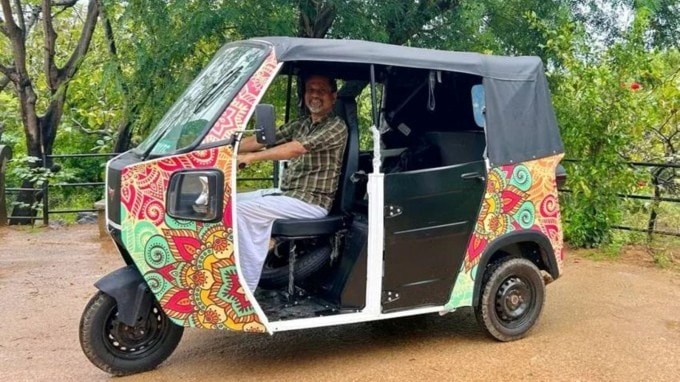 <strong>આવી છે તેમની જીવનશૈલી</strong><br>શ્રીધર વેમ્બુ હજુ પણ ખૂબ જ સાદું જીવન જીવે છે. તેમની જીવનશૈલી એક સામાન્ય ગ્રામીણ જેવી છે. બંગલાને બદલે તેઓ ગામમાં એક નાના ઘરમાં રહે છે. તેઓ હજુ પણ લક્ઝરી કારને બદલે સાયકલ ચલાવે છે. (Photo: Sridhar Vembu/X)