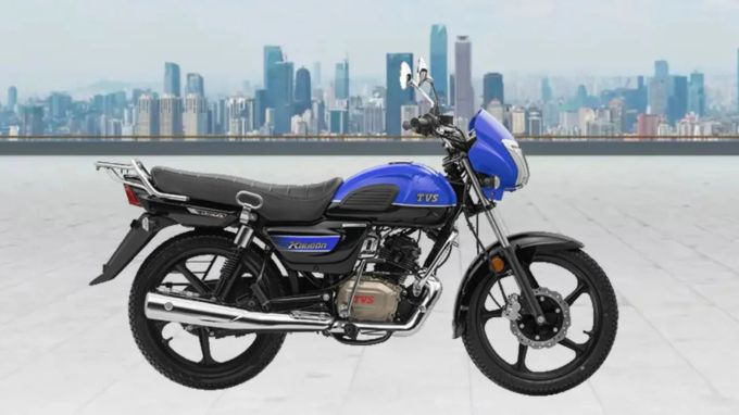 <strong>TVS Radeon : ટીવીએસ રેડિયોન, આકર્ષૂક લુકઅને વધુ આરામદાયક</strong><br>ટીવીએસ રેડિયોનની કિંમત 59,880 રૂપિયાથી શરૂ થાય છે અને 81,394 રૂપિયા (એક્સ-શોરૂમ) સુધી જાય છે. તેમાં 109.7cc૭ સીસી એન્જિન છે જે 8.08hp પાવર અને 8.7Nm ટોર્ક જનરેટ કરે છે. આ બાઇક 68.6 kmpl માઇલેજ આપે છે અને તેની સીટ કમ્ફર્ટ અને સસ્પેન્શન સેટઅપ તેને લાંબી મુસાફરી માટે યોગ્ય બનાવે છે. (Photo: TVS)