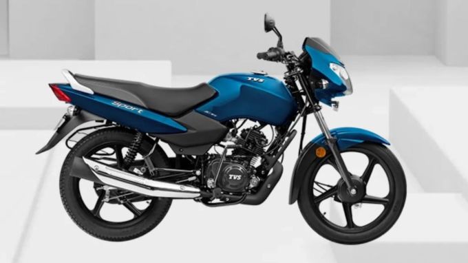 <strong>TVS Sport – 80 kmpl : ટીવીએસ સ્પોર્ટ - 80 કિમી પ્રતિ લિટર સુધી માઇલેજ</strong><br>ટીવીએસ સ્પોર્ટ ભારતની સૌથી વધુ માઇલેજ બાઈક પૈકીની એક છે. તેની કિંમત 59,881 રૂપિયાથી શરૂ થાય છે અને 71,383 રૂપિયા (એક્સ-શોરૂમ) સુધી જાય છે. તેમાં 109.7 સીસી સિંગલ સિલિન્ડર એર-કૂલ્ડ એન્જિન મળે છે, જે 8.08 એચપી પાવર અને 8.7 એનએમ ટોર્ક જનરેટ કરે છે. બાઇકમાં ડ્રમ બ્રેક્સ, ટેલિસ્કોપિક ફોર્ક્સ અને ફ્રન્ટ અને રિયર બંને પર એડજસ્ટેબલ રિયર સસ્પેન્શન આપવામાં આવ્યા છે. કંપનીનો દાવો છે કે આ બાઇક 80 કિમી પ્રતિ લિટર સુધીની માઇલેજ આપે છે. (Photo: TVS)