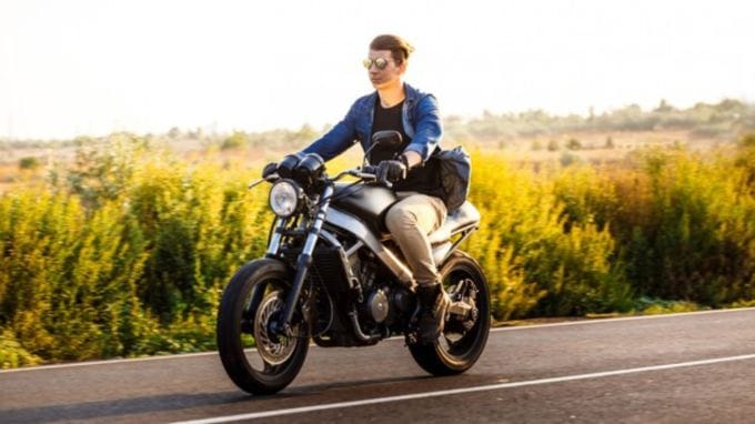 <strong>5 Tops Cheapest Bike With Highest Mileage In India : </strong>ભારતમાં ટુ-વ્હીલર ચાલકો માટે માઇલેજ સૌથી મહત્વપૂર્ણ બાબત છે. હોન્ડા, બજાજ, ટીવીએસ અને હીરો જેવી કંપનીઓ દેશમાં ઘણી બાઇક વેચી રહી છે જે સારી માઇલેજ આપે છે, જેનાથી ઇંધણનો ખર્ચ ઓછો આવે છે. અહીં ટોપ 5 માઇલેજ બાઈક વિશે જાણકારી છે, જેની કિંમત 1 લાખ રૂપિયાથી ઓછી છે અને રોજિંદા વપરાશ માટે એક શ્રેષ્ઠ વિકલ્પ સાબિત થાય છે. ચાલો જાણીએ ભારતમાં 5 સૌથી વધુ માઇલેજ આપતી સસ્તી બાઈક વિશે (Photo: Freepik)