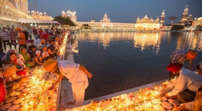 <strong>અમૃતસર સુવર્ણ મંદિર : Amritsar Golden Temple</strong><br>અમૃતસરનું સુવર્ણ મંદિર શીખ ધર્મનું સૌથી પવિત્ર તીર્થધામ છે, જ્યાં દેશ વિદેશમાંથી દર વર્ષે કરોડો લોકો દર્શન કરવા આવે છે. તળાવ વચ્ચે સોનાથી મઢેળું સુવર્ણ મંદિર જોઇ લોકો આશ્ચર્યચકિત થાય છે. આ ગુરુદ્વારા શીખોના ચોથા ગુરુ રામદેવજી દ્વારા સ્થાપિત શહેર અમૃતસરમાં આવેલી છે. આ શહેરને ગુરુ દી નગરી અર્થાત ગુરુની નગરી પણ કહે છે. દિવાળી પર સુવર્ણ મંદિરને રંગબેરંગી લાઇટ અને દિવાથી પ્રકાશિત કરવામાં આવે છે. કાતરક પૂનમ શીખ ધર્મના સ્થાપક ગુરુ નાનકદેવની જન્મજયંતિ છે, જે ધામધૂમથી ઉજવાય છે. (Photo: Social Media)