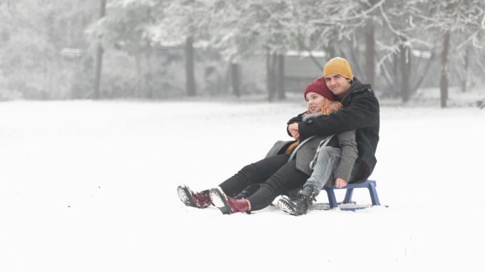 <strong>Top 5 Winter Trip Destinations In India : ભારતમાં શિયાળામાં ફરવાના 5 શ્રેષ્ઠ સ્થળ</strong><br>શિયાળો હોય કે ઉનાળો ભારતીયોને બધી સીઝનમાં ફરવાની મજા પડે છે. દિવાળી બાદ શિયાળાની ફુલ ગુલાબી ઠંડીમાં ફરવાની એક અલગ જ મજા આવે છે. ઠંડો પવન, મનમોહક કુદરતી દ્રશ્યો અને હિમવર્ષામં બફરમાં રમવાની દરેક વ્યક્તિની ઇચ્છા હોય છે. અહીં શિયાળામાં ફરવા લાયક 5 સ્થળો વિશે જાણકારી આપી છે, જ્યાં બફર પડે છે. આ સ્થળો પર પાર્ટનર સાથે હનિમુન, મિત્રો કે પરિવાર સાથે ફરવા જઇ શકાય છે. (Photo : Freepik)