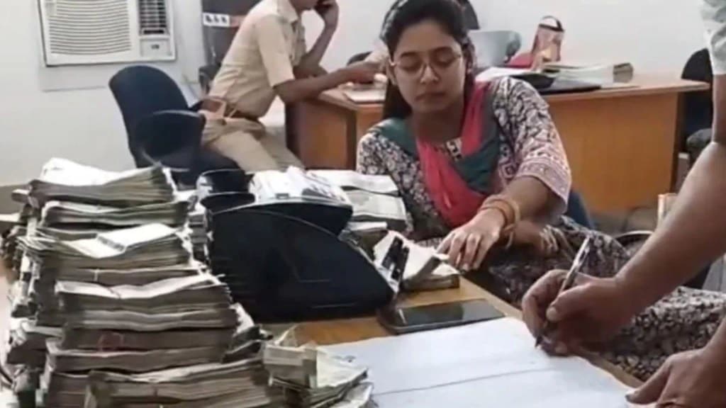 1 કરોડથી વધુ રોકડા, લાખોની જ્વેલરી, 85 ATM કાર્ડ, ચા વાળા પાસે મળ્યો ‘ખજાનો’, જાણો આટલું ધન ક્યાંથી આવ્યું?