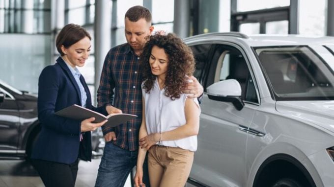 <strong>SBI Car Loan : એસબીઆઈ કાર લોન ઓફર</strong><br>સ્ટેટ બેંક ઓફ ઈન્ડિયાની કાર લોનના વ્યાજદર 8.80% થી 9.90% છે. માસિક હપ્તો EMI 10,331 થી 10,599 રૂપિયાની વચ્ચે રહેશે. SBI કાર લોન પર પ્રોસેસિંગ ફી વસૂલતી નથી. (Photo: Freepik)
