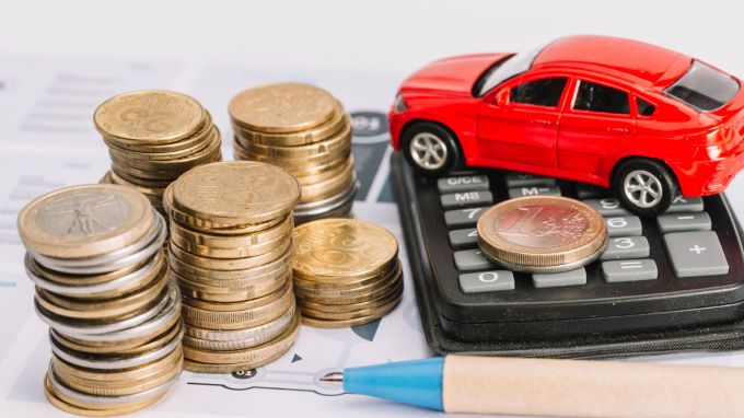<strong>Cheapest Car Loan Interest Rate : દિવાળી કાર લોન ઓફર</strong><br>દિવાળી જેવા ખાસ તહેવારો પર ઘણા લોકો નવી કાર ખરીદે છે. ખાસ કરીને તાજેતરમાં જીએસટી ઘટાડો અને ઓટો કંપનીઓ દ્વારા બમ્પર ડિસ્કાઉન્ટ ઓફર બાદ મોટી સંખ્યામાં લોકો નવી કાર ખરીદી રહ્યા છે. કાર લોન વડે નવી કાર ખરીદવી સરળ છે, જો કે તેની પહેલા યોગ્ય કાર લોનની પસંદગી કરવી જરૂરી છે. જાણો દિવાળી પર કઇ બેંક સૌથી સસ્તી કાર લોન આપી રહી છે? (Photo: Freepik)
