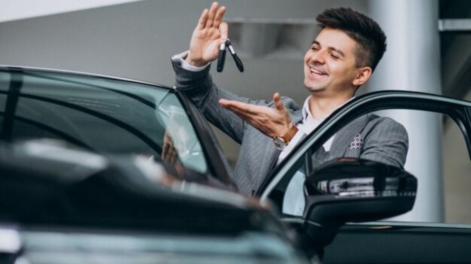 <strong>BoB Car Loan Offer : બીઓબી કાર લોન ઓફર</strong><br>બેંક ઓફ બરોડાની કાર લોનના વ્યાજદર 8.15% થી 11.60% સુધી છે. આ બેંકની 5 લાખ રૂપિયાની કાર લોન પર માસિક EMI 10,174 થી 11,021 રૂપિયા સુધી રહેશે. પ્રોસેસિંગ ફીર મહત્તમ 2,000 રૂપિયા છે. (Photo: Freepik)