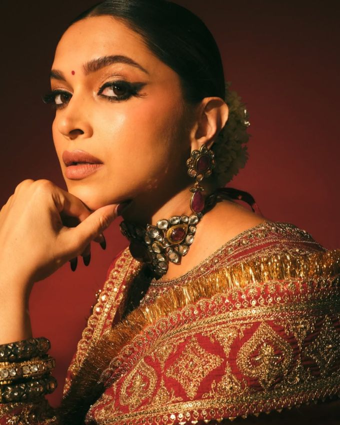 <strong>દીપિકા પાદુકોણ લુક</strong>  : <a href="https://gujarati.indianexpress.com/about/deepika-padukone/" data-type="link" data-id="https://gujarati.indianexpress.com/about/deepika-padukone/">દીપિકા પાદુકોણ </a>રેડ કલરના ડ્રેસમાં ખુબજ સુંદર લાગે છે તેના આઉટફિટમાં સોનેરી ભરતકામ સાથે બોલ્ડ આય મેકઅપ અને વાળમાં ગજરા સાથે પ્યોર ફેસ્ટિવલ વાઈબ્સ આપે છે. આ અલ્ટીમેટ ટ્રેડિશનલ લુક કરવા ચોથ ઉજવણી માટે પરફેક્ટ છે.