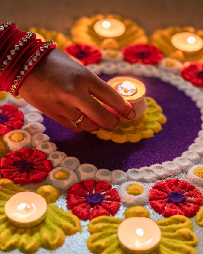 ઘરના મુખ્ય પ્રવેશદ્વાર પર રંગોળીની ડિઝાઇન અને પેટર્ન શોભાયમાન છે. આ દિવાળી માટે અહીં કેટલીક રંગોળી ડિઝાઇન છે,