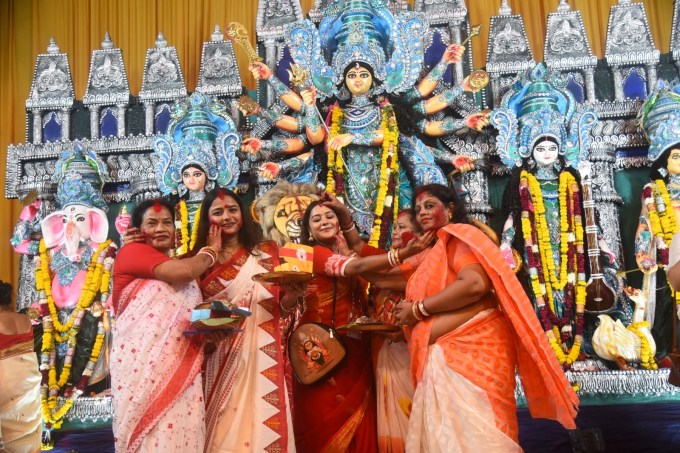 <strong>સિંદૂર ખેલા</strong><br>દશેરાના દિવસે બંગાળી મહિલાઓ માતાજીને સિંદૂર લગાવે છે, ત્યાર પછી અન્ય મહિલાઓને સિંદૂર લગાવે છે, જેને સિંદૂર ખેલા કહેવાય છે. સિંદૂર એ શક્તિ, શૌર્ય, વીરતા અન સૌભાગ્યનું પ્રતિક મનાય છે. (Express Photo By Amit Mehra)