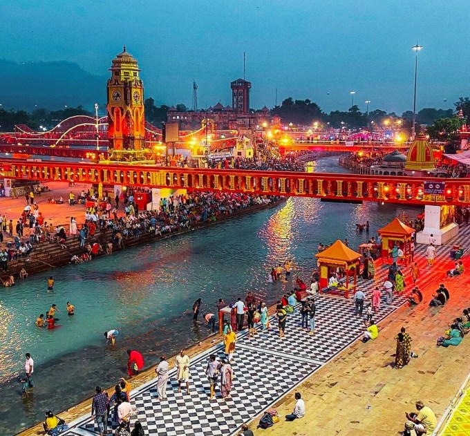 <strong>હરિદ્વાર : Haridwar</strong><br>હરિદ્વાર હિન્દુ ધર્મનું સૌથી પવિત્ર તીર્થધામ છે. અહીં દર વર્ષે લાખો કરોડો લોકો ગંગામાં આસ્થાની ડુબકી લગાવે છે. ગંગા નદીની આરતી અને પૌરાણિક મંદિરોમાં દર્શન કરવાથી મનને શાંતિ મળે છે અને અલૌકિક ઉર્જાનો સંચાર થાય છે. (Photo: Social Media)