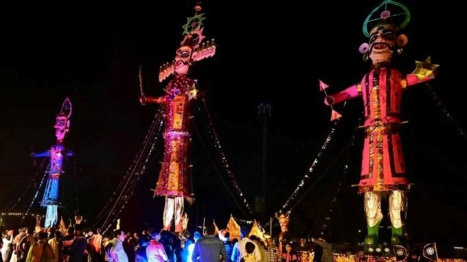<strong>ઇન્ડોનેશિયા</strong><br>ઇન્ડોનેશિયામાં દશેરા પર રામ અને રાવણ વચ્ચેના યુદ્ધનું નાટકીયકરણ કરવામાં આવે છે, જેને ઇન્ડોનેશિયન લોક વાર્તાઓ સાથે જોડવામાં આવે છે. (ફોટા: ઇન્ડિયન એક્સપ્રેસ)