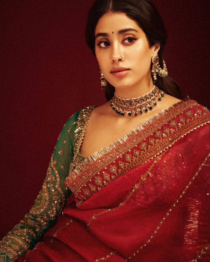 <strong>જાન્હવી કપૂર સાડી લુક</strong> : <a href="https://gujarati.indianexpress.com/about/janhvi-kapoor/" data-type="link" data-id="https://gujarati.indianexpress.com/about/janhvi-kapoor/">જાન્હવી કપૂર</a>નો આ લુક જટિલ ભરતકામથી ડેકોરેટેડ ટ્રેડિશનલ રેડ સાડીમાં છે. ગ્રીન કલરના ફુલ-સ્લીવ બ્લાઉઝ સાથે સુંદર રીતે જોડાયેલી તેણે કોન્ટ્રાસ્ટ લુક પસંદ કર્યો છે, તેણે નાની બિંદી, સ્ટેટમેન્ટ ઇયરિંગ્સ અને નથ સાથે  ઓલ્ડ ફેશન્ડ ટચ આપી છે. એક એલિગન્ટ ચોકર લુકને પરફેક્ટ બનાવે છે, જે ખુબજ એલિગન્ટ લાગે છે. તેની સ્ટાઇલને કરવા ચોથમાં તમે આ રીતે ટ્રાય કરી શાહી લુક મેળવી શકો છો.