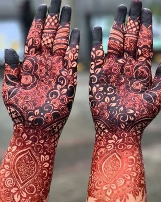 મોટાભાગની પરિણીત મહિલાઓ કરવા ચોથ પર ફૂલના હાથની મહેંદી લગાવે છે. આવી સ્થિતિમાં, આ પેટર્ન તમને ખૂબ જ સારી લાગશે.