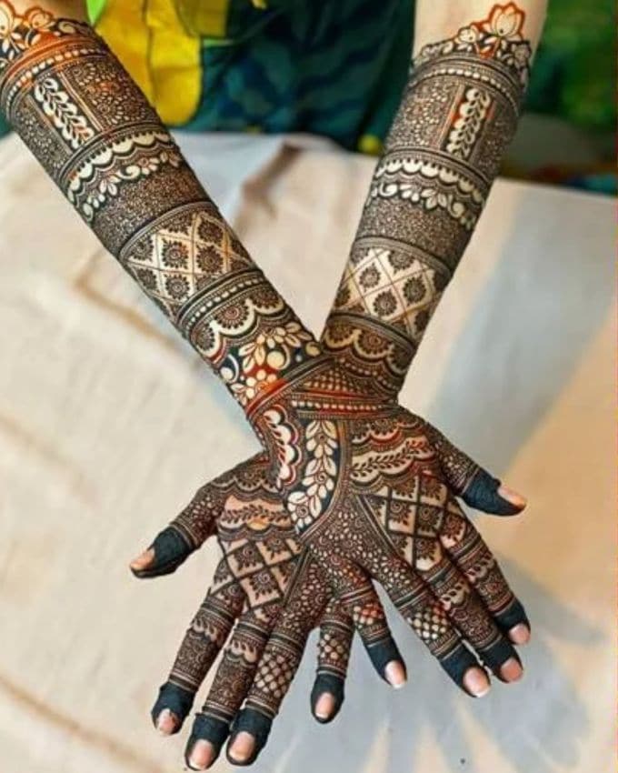 હિન્દુ ધર્મમાં કરવા ચોથ (Karva Chauth) નો તહેવાર ખાસ મહત્વ ધરાવે છે. આ દિવસે, પરિણીત સ્ત્રીઓ તેમના પતિના લાંબા આયુષ્ય, સુખ, સમૃદ્ધિ અને સ્વાસ્થ્ય માટે નિર્જળ ઉપવાસ રાખે છે. કરવા ચોથ પર સ્ત્રીઓ સોળ શણગાર પહેરે છે અને તેમના હાથમાં મહેંદી લગાવે છે. (Photo: @Stylish Mehndi Design/Insta) 