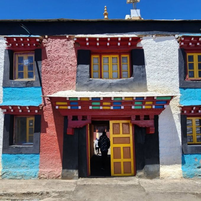 <strong>કોમિક ગામ કેવી રીતે પહોંચવું? (How To Reach Komic Village)</strong><br>કોમિક ગામ પહોંચવું સરળ છે. દિલ્હી કાશ્મીર ગેટ, હરિયાણા, પંજાબથી કાર કે બસ મારફતે સ્પીતિ વેલી પહોંચવું, ત્યાંથી રેન્ટ પર કાર કે બાઇક લઇ કોમિક ગામ પહોંચી શકાય છે. ઉપરાંત શિમલાથી પણ બસ મારફતે કોમિક ગામ જઇ શકાય છે.
