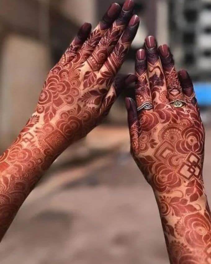 આ ફૂલોની મહેંદી તમારા હાથ પર એકદમ સુંદર દેખાશે. જ્યારે તમે સોળ શણગાર સાથે કરવા ચોથ માટે તૈયાર હોવ, ત્યારે આ મહેંદી ડિઝાઇન તમારી સુંદરતામાં વધારો કરશે.