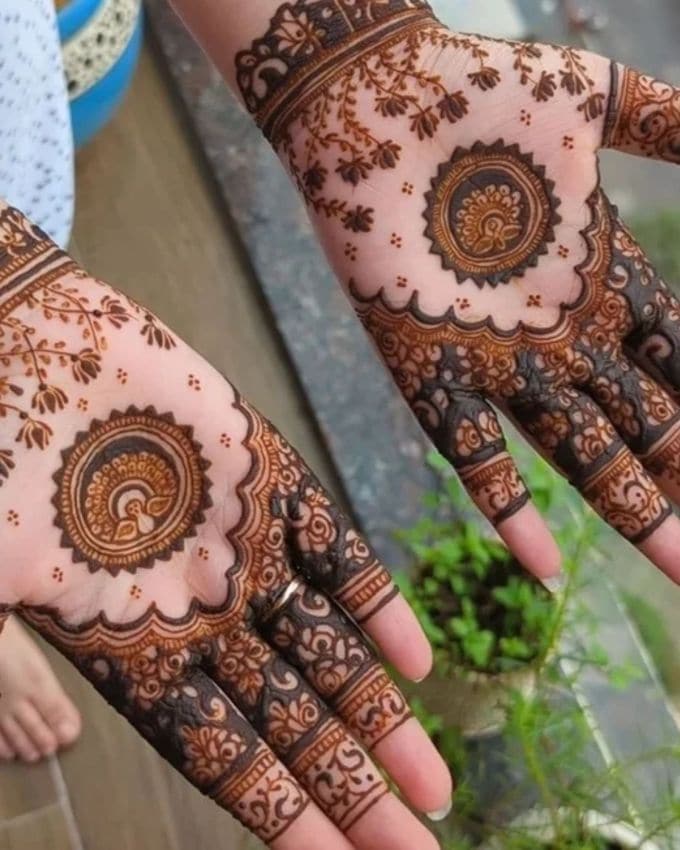 દિવાળીમાં જો તમે કંઈક હટકે ડિઝાઈન કરવા માંગતા હોવ તો આ તોરણ અને ફૂલની ડિઝાઇન અદભુત લાગશે.