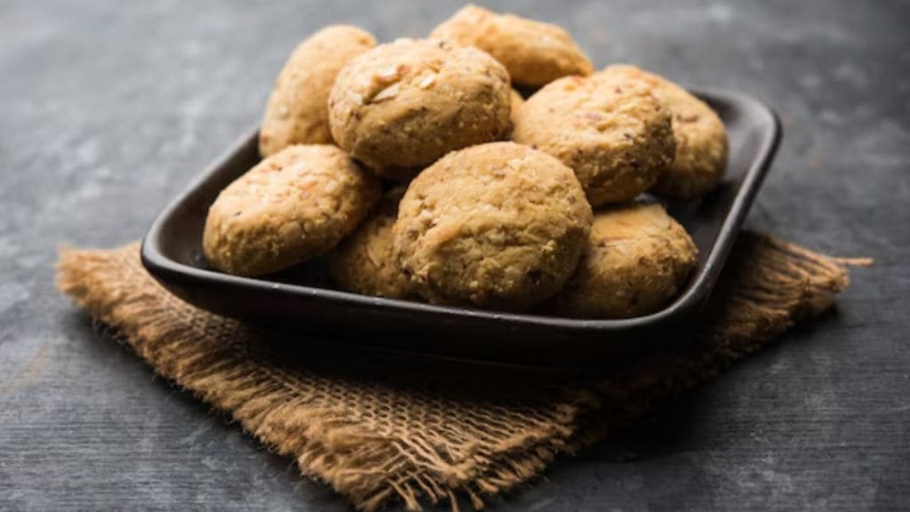 Pista Nankhatai Recipe | દિવાળીમાં મહેમાનોને ખવડાવો ક્રીસ્પી પિસ્તા નાનખટાઈ, ઘરે આ રીતથી બનાવો