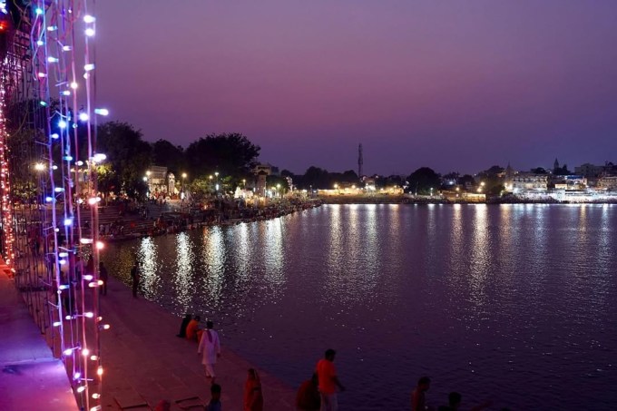 <strong>પુષ્કર : Pushkar</strong><br>પુષ્કર રાજસ્થાનનું પ્રખ્યાત સ્થળ હોવાની સાથે સાથે હિન્દુ ધર્મનું પવિત્ર તીર્થ પણ છે. અહીં કારતક પુનમ પર મેળો યોજાય છે, જેમા દેશ વિદેશમાંથી લાખો પ્રવાસીઓ રાજસ્થાનની સંસ્કૃતિનો આનંદ માણે છે. અહીં એક પુષ્કર તળાવ આવેલું છે, જેના કિનારે દિવાળી દરમિયાન દિવા પ્રગટાવાય છે. પુષ્કરમાં આવેલું બહ્માજીનું દુનિયાનું એકમાત્ર પ્રાચીન મંદિર પણ દર્શનિય છે. (Photo: Social Media)