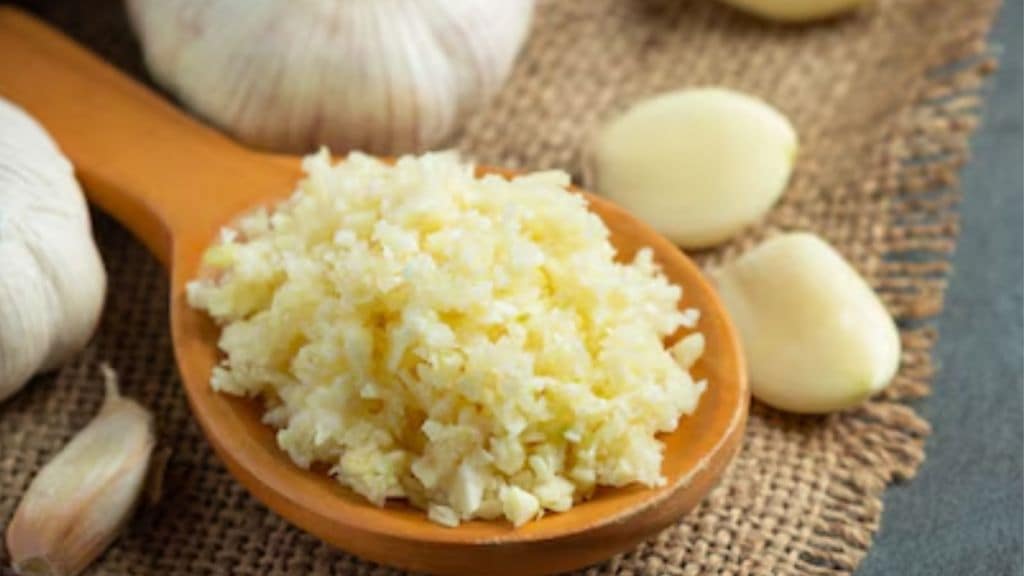 Garlic | સવારે કાચા લસણની કળી ખાવાના ફાયદા અને નુકસાન જાણો, ખાવાની સાચી રીત શું છે?