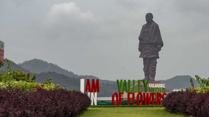 <strong>સ્ટેચ્યુ ઓફ યુનિટી : Statue Of Unity</strong><br>સ્ટેચ્યુ ઓફ યુનિટી માત્ર ગુજરાત જ નહીં ભારતના પ્રખ્યાત પ્રવાસન સ્થળોમાં સ્થાન ધરાવે છે. વડોદરા નજીક નર્મદા નદી કિનારે 182 મીટર ઉંચી ભારતના સ્વતંત્રતા સેનાની સરદાર વલ્લભભાઇ પટેલની ગગનચુંબી મૂર્તિ જોવા દેશ વિદેશ માંથી પ્રવાસીઓ આવે છે. અહીં નર્મદા નદીમાં નૌકા વિહાર, એકતા નગર, સરદાર સરોવર ડેમ સહિત ઘણા જોવાલાયક સ્થળ છે. (Photo: Gujarat Tourism)